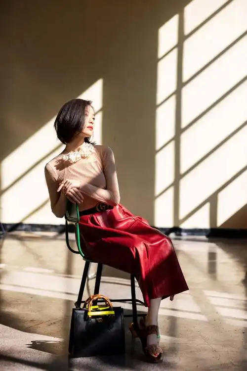 倪妮穿镂空网格衫搭配红皮裙身材性感姿态撩人