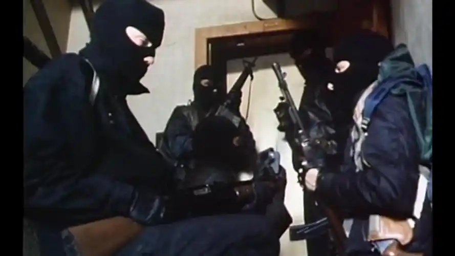 一群蒙面人武装抢劫银行