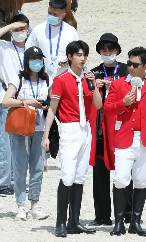 原创奔跑吧路透流出蔡徐坤身穿红色马术服现实中的白马王子