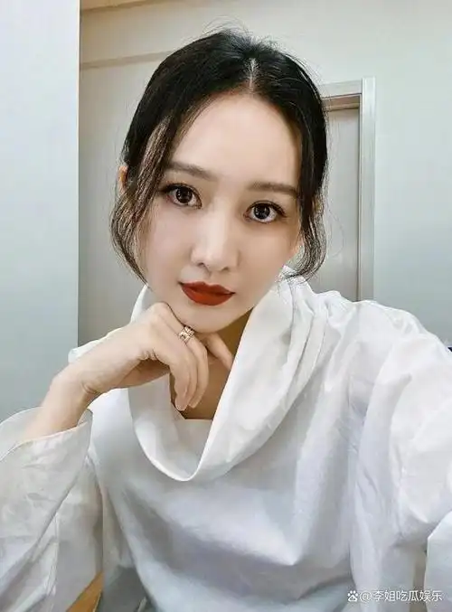 王鸥产后a4腰变水桶腰晒戒指宣誓主权婚姻状态引热议