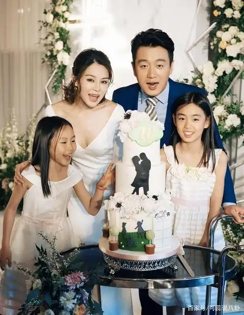 佟大为关悦一家五口全家福,两个女儿似双胞胎,颜值超高的一家人