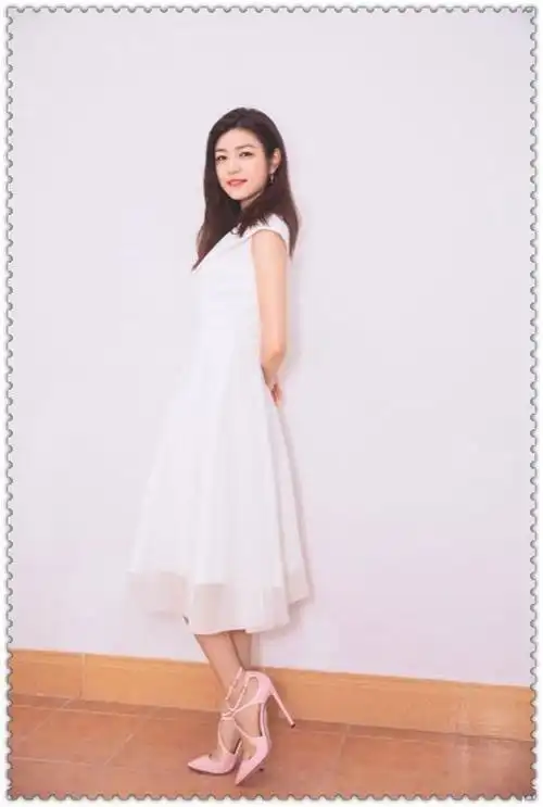 奔四的陈妍希状态好好一身米色连衣裙优雅又气质