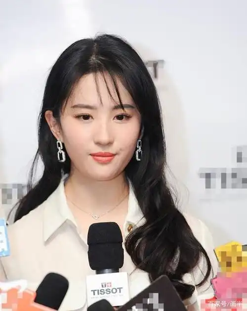 刘亦菲换个空气刘海更嫩了,穿白衬衫配西装裤,像刚毕业的大学生