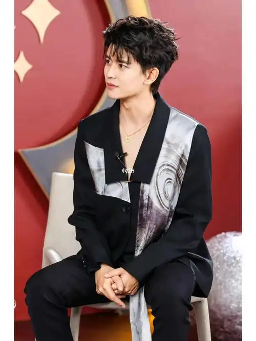 我真的真的太喜欢这个造型啦不过最爱还是胸口痣啦#任嘉伦