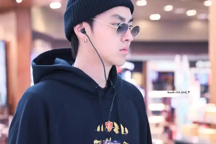 吴亦凡回国!胡子拉碴眉形怪异,越长越丑是怎么回事?