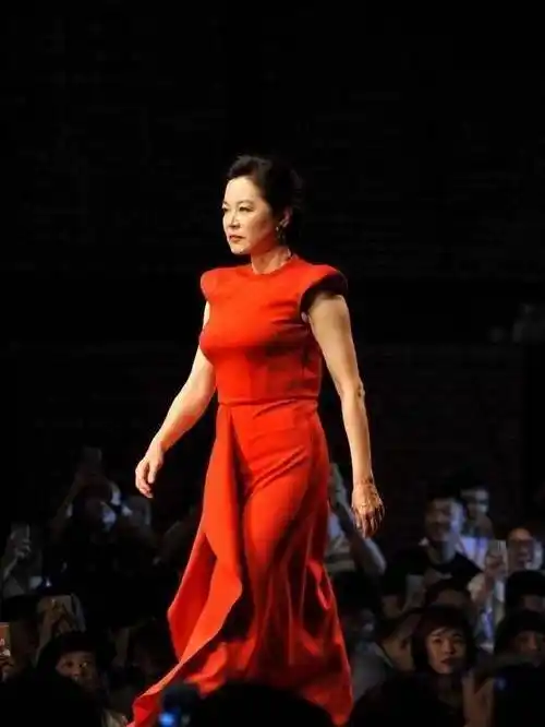 发福的林青霞也敢穿,穿红裙走t台腰粗肩变宽,但气场不输超模_个人