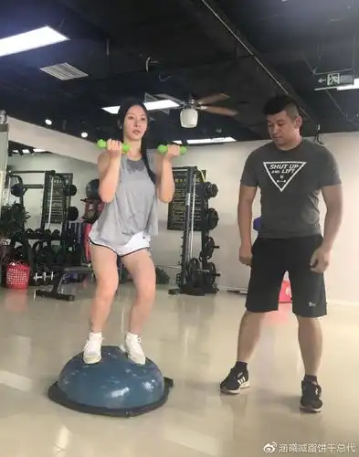 女明星柳岩锻炼出完美的身材她的健身秘诀被曝光了