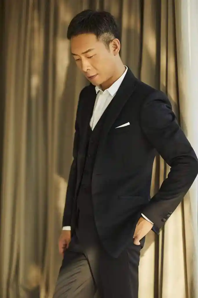 张译亮相金鸡百花电影节开幕式 凭借《悬崖之上》角逐最佳男主角