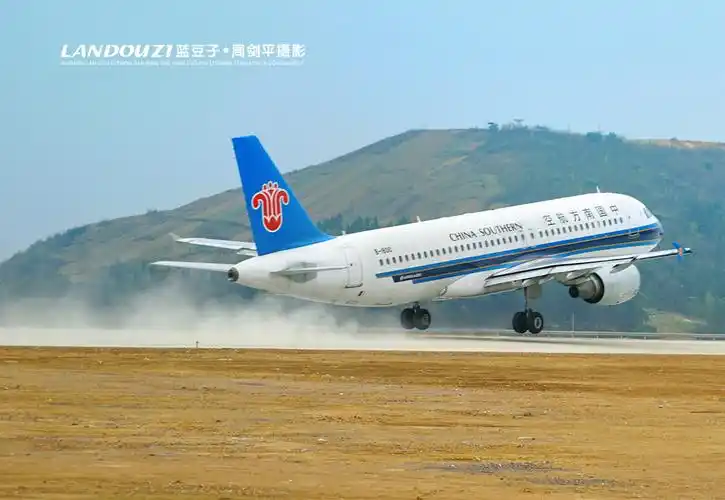 高清拍摄飞机起飞离开地面瞬间,速度非常快哦.