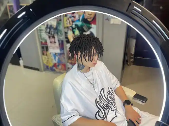 带点微卷的美式脏辫