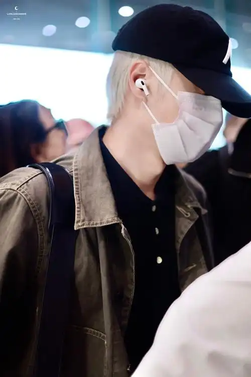 王一博从巴黎出发回国##王一博巴黎回国机场照