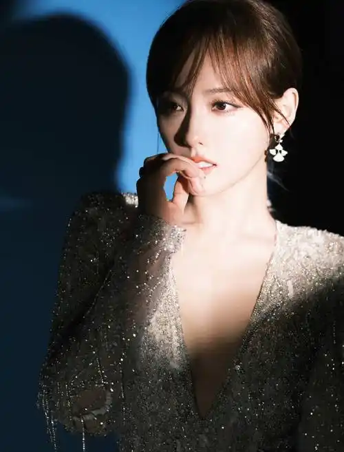 张嘉倪穿深v连体裤秀婀娜身姿背部真空性感又迷人