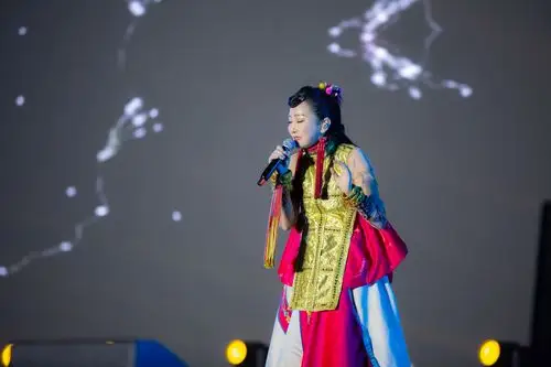 您的位置:>网站首页>旅游>正文活动现场,歌手萨顶顶带来《万物生》