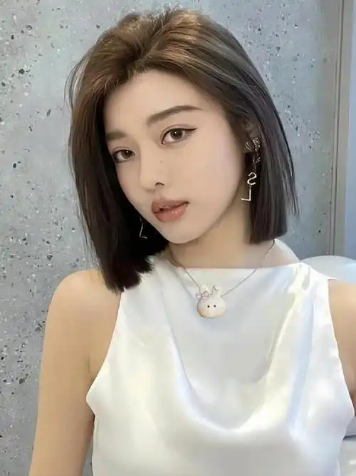 短发女生的时尚秘诀:"一刀切"发型打造清爽干练形象