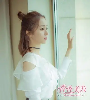 胡冰卿帅气扎齐肩发发型 让少发量都成小问题(2) 半扎发的丸子头 发型