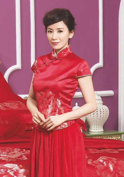 贾静雯:五官秀丽,红衣妖娆,似"红玫瑰"般性感美丽!