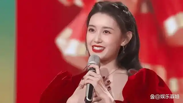 蒋依依湖南卫视春晚开场舞好元气,身穿红色丝绒裙,搭配公主编发,复古