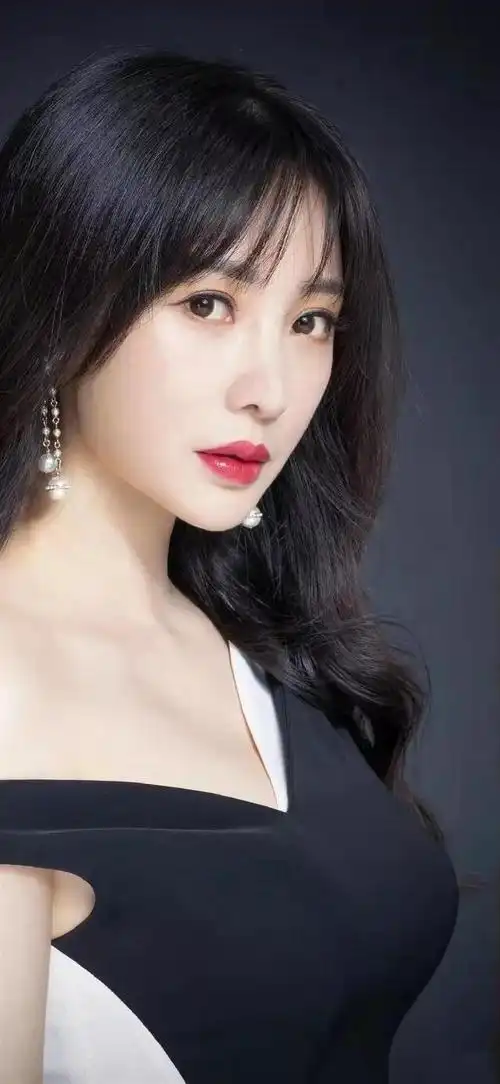 柳岩壁纸,一位身材很好的美女哦