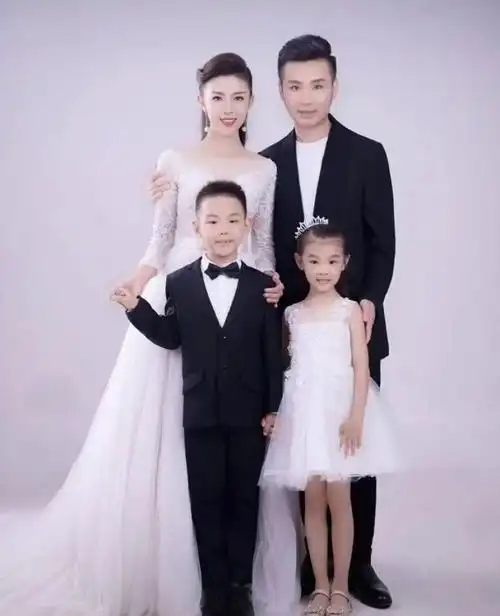 刘和刚一家六口亲密同框,小10岁娇妻和儿女甜笑,豪宅奢华古韵