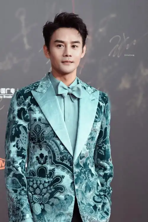 微博视界大会##王凯翡翠丝绒西装