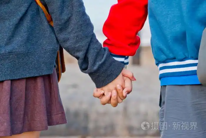 年轻美丽时尚情侣手牵手的爱