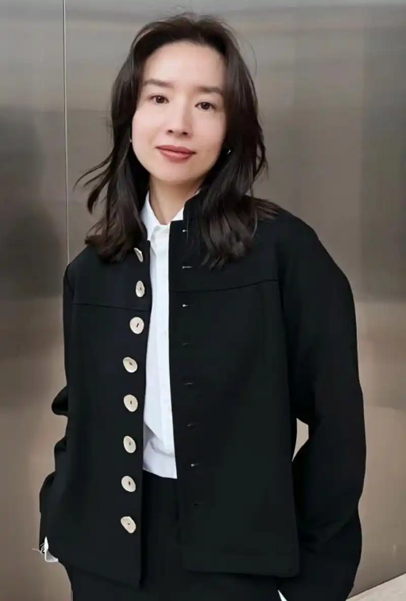 董洁分享生活照精致又松弛,她的眼睛到了中年就一直有浮肿的迹象,脸上