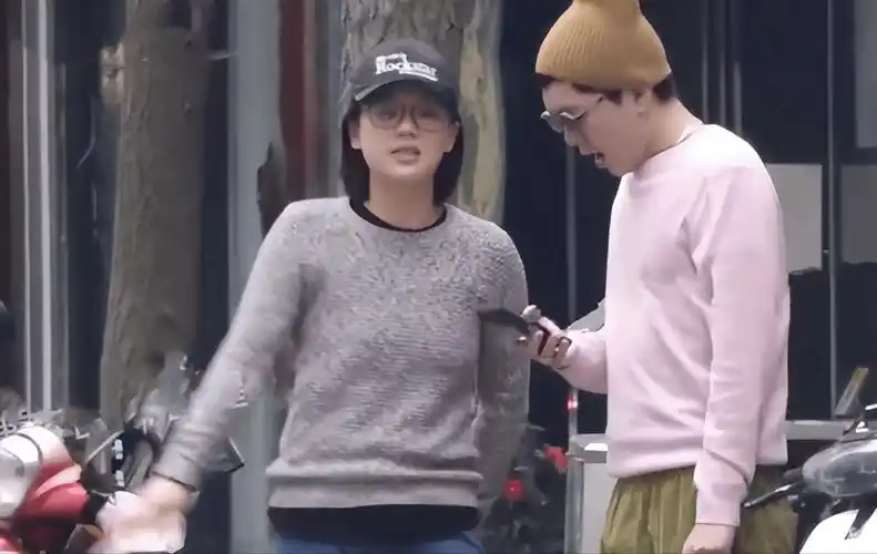 与男友街边拥抱,被吐槽驼背下垂身材走样_张哲轩_马思纯_网友