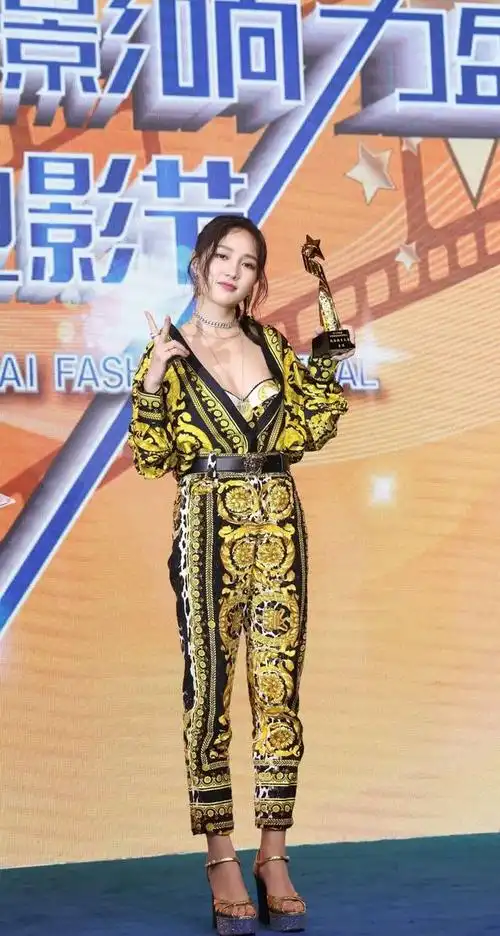 东方有佳人| 孟佳携新专绽放红毯,青春就该张扬放肆