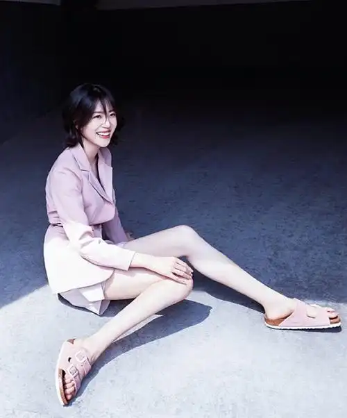 只有拖鞋才能突显李溪芮的腿美得不真实我p都不敢p这么长