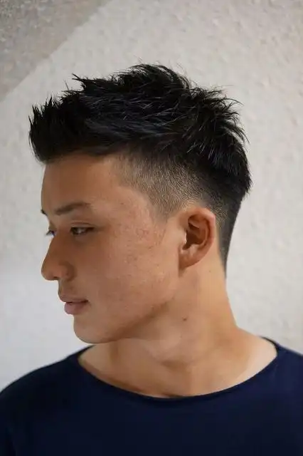 五款男士两侧短中间长的发型-两边剃光发型-帅哥发型网