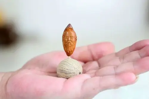 1997年,微雕成为国务院颁布的《传统工艺美术保护条例》中被列入保护