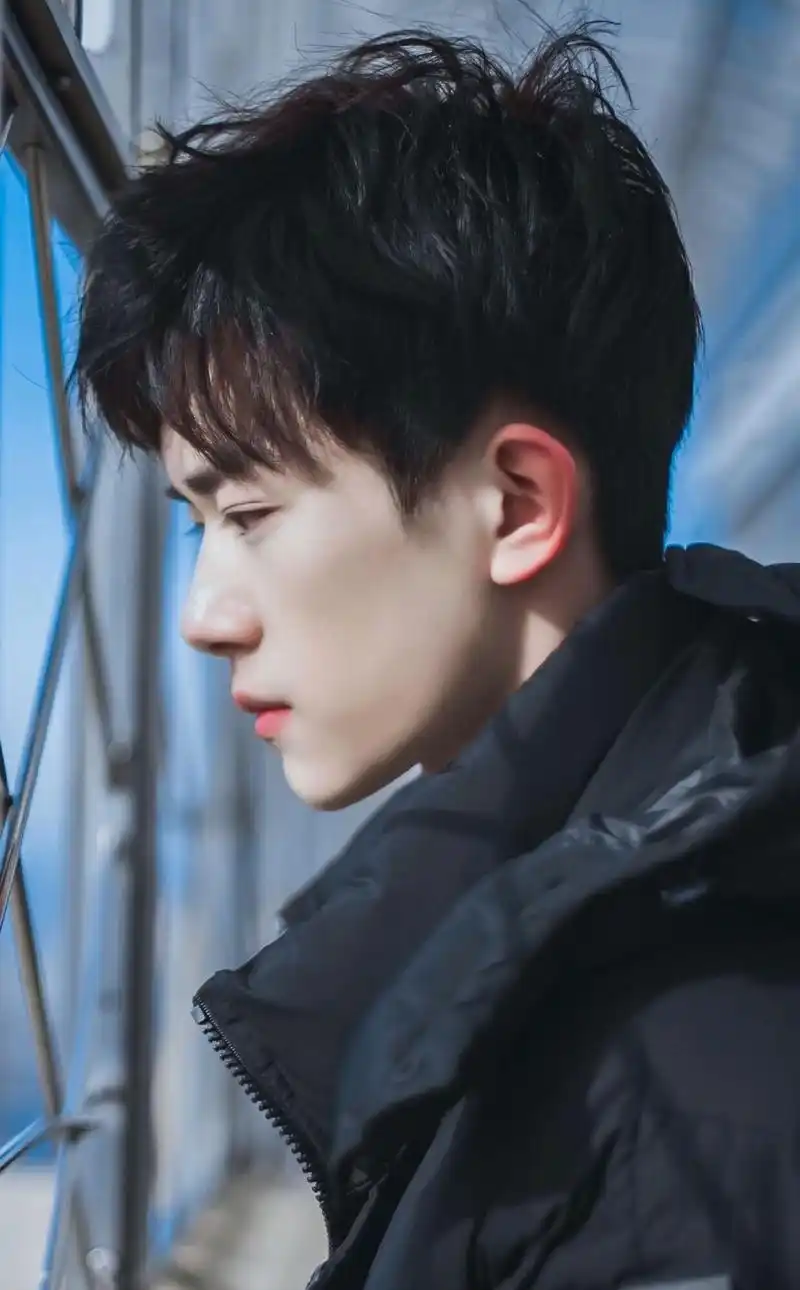 易烊千玺侧颜杀,千纸鹤们,请接受一大波来自大佬的侧颜杀