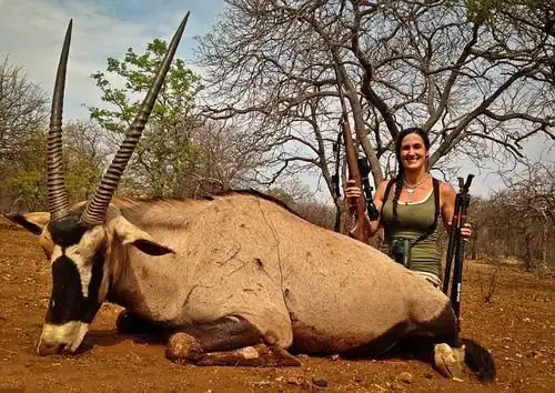英女主持人网晒南非狩猎照引愤怒 被指残忍(图)