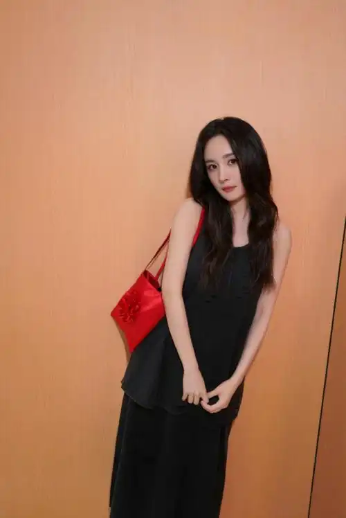 杨幂开启7月盛夏#  六月底来信几张照片都好看!