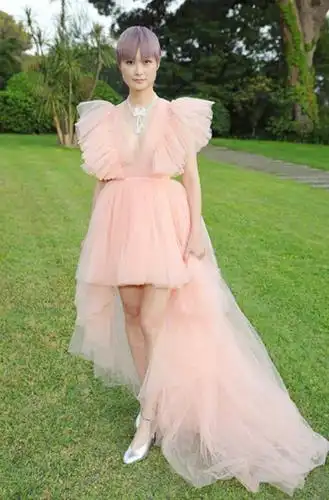 36岁李宇春大变样,从"假小子"变时尚女王,越来越有女人味了