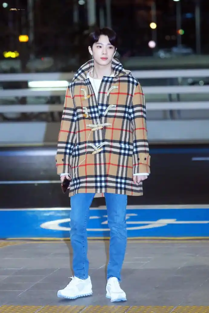 赖冠霖穿格纹大衣搭配蓝色牛仔裤现身机场,皮肤白皙帅气十足