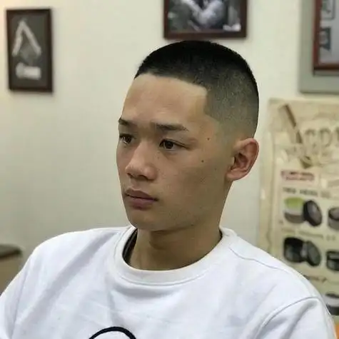 平头发型清爽简约潮男必备男士平头可以说是男发当中最精神的一种发型