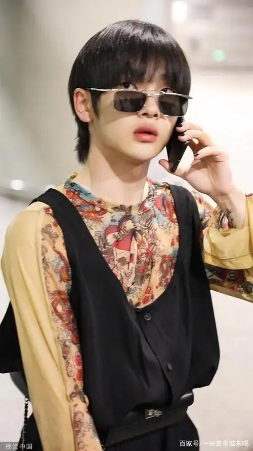 周震南身穿纹身墨镜搭配黑色指甲油散发大哥气场