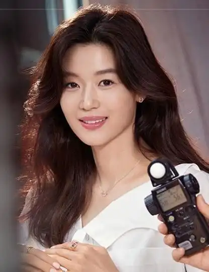 全智贤大波浪卷发魅力撩人演绎职场女性