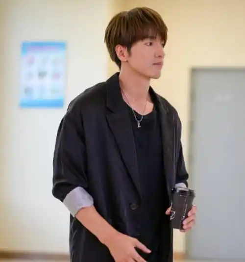 原创43岁言承旭形象大变如整容剪短18年长发后成国外欧巴