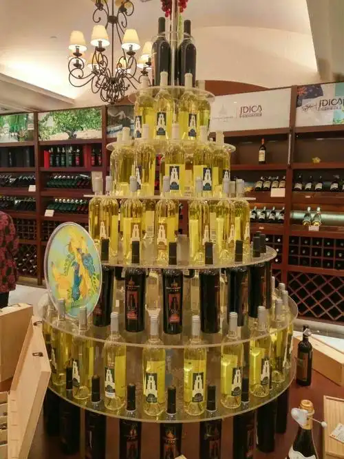 这些用酒瓶摆出的塔式造型,寓意一定是万千种红酒唯我独尊.厉害了!