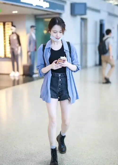 张慧雯穿蓝衬衫搭配牛仔短裤现身机场,摘下口罩素颜出镜面带微笑