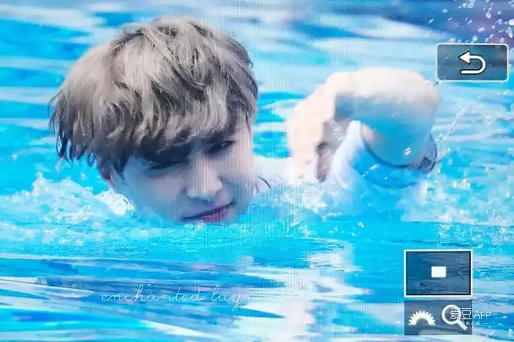 张艺兴 新闻 感谢鸡条,能让大家在炎炎夏日欣赏到艺兴的游泳时的可爱