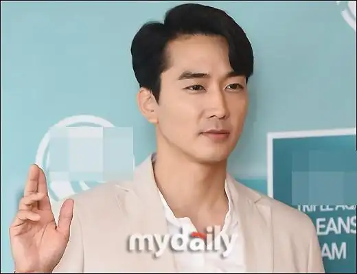 组图:宋承宪亮相一身白衣帅气有型 42岁无岁月痕迹