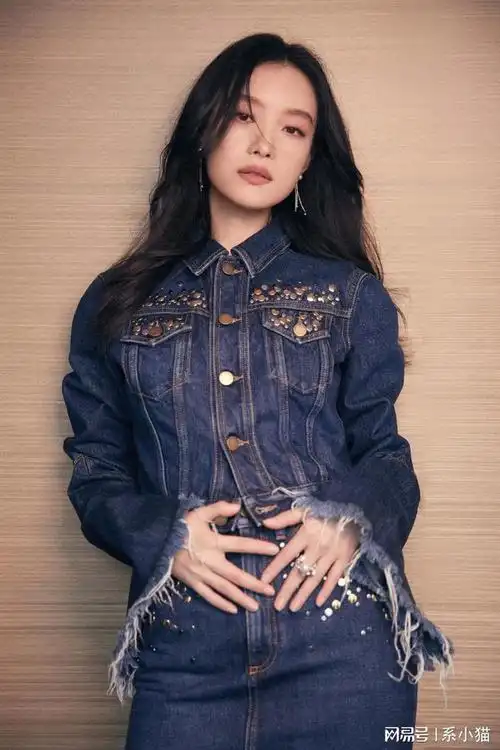 倪妮穿牛仔套装又酷又美 发丝飞舞气场全开|卷发|时尚|妆容|女性身材