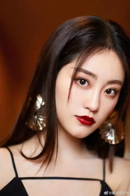 祝绪丹红唇黑色吊带裙写真壁纸