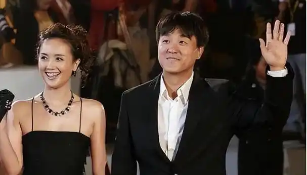 演员何冰为何结婚几十年0绯闻看看妻子是谁就知道了
