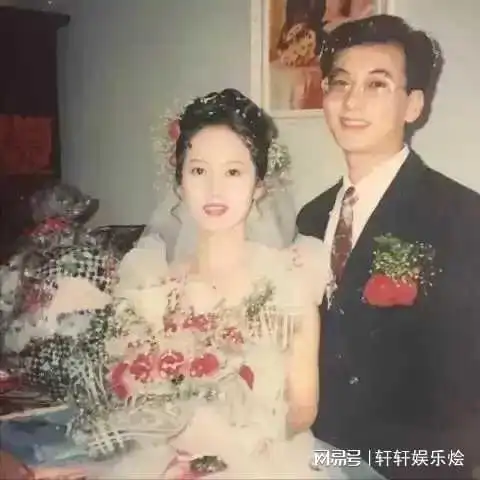 10张80年代结婚照怀疑当年我爸是怎么追到我妈的