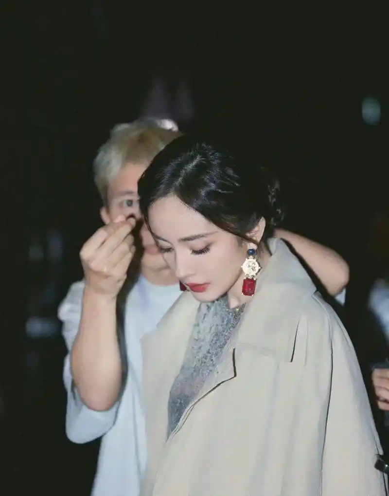 杨幂的活动照,女明星身材简直看不出年龄