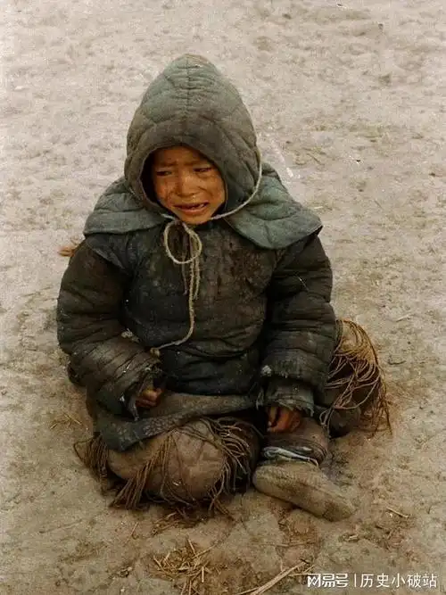 1942年河南大饥荒彩色老照片:饥饿的儿童们是最弱势和无助的群体